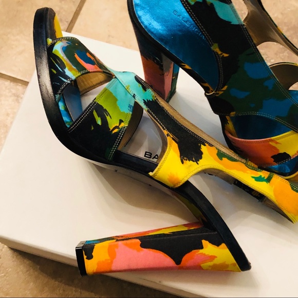 Very Good. Moderate scuffs at sole - Picture 2 of 6